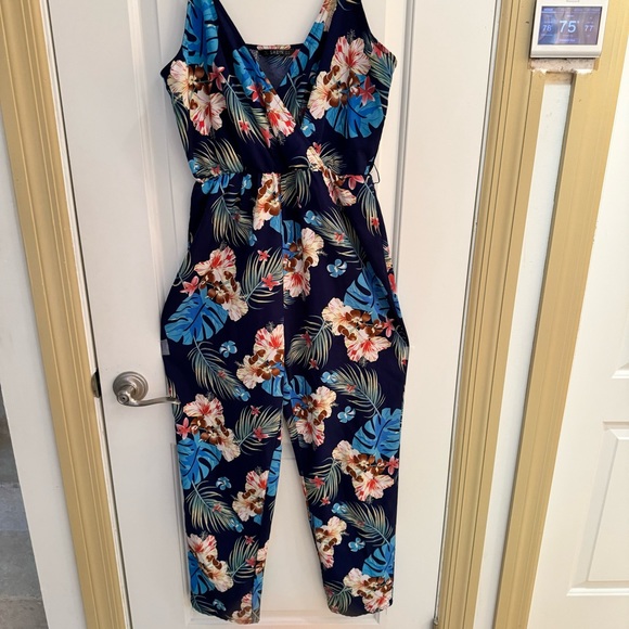 SHEIN. Tropical Printed Jumpsuit. Blue background. Adjustable straps. Si… - Picture 3 of 10